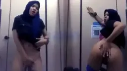 Gadis Berhijab Menggairahkan Di Kamar Mandi