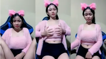 Syafirah Menggoda Dengan Gaun Pink Ketat Yang Membuat Nafsu Bergolak