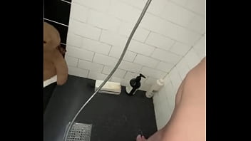 Gadis Elite Saudi Berbadan Sempurna Menggoda Memek Mungilnya Di Kamar Mandi – Salju Putih Arab – Video Amatir