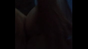 Kinzy Jo Mengulum Batang Lalu Menunduk Menawarkan Pantatnya