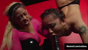 Maxine X Yang Montok Menggoyang Kekasih Lesbiannya Siren Thorn Dengan Posisi Terbalik Yang Menggairahkan!