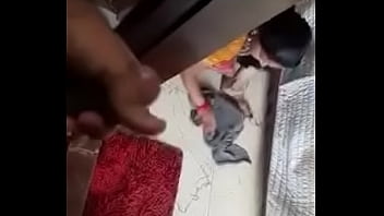 Pelayan Desi Menggoda Dengan Membuka Pakaiannya