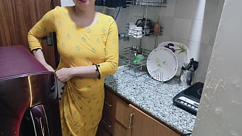 Aku Temukan Ibu Tiriku Yang Lagi Horny Di Dapur – Film Panas Hindi