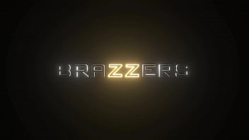 Payton Preslee Digoyang Keras Oleh Ayah Tiri Tukang Reparasi Di Brazzers