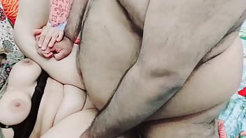 Ibu Tiri Desi Menangkap Anak Tirinya Sedang Masturbasi Dengan Bra Dan Celana Dalamnya, Lalu Membantunya Keluar Dengan Suara Hindi Kotor Yang Menggoda