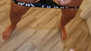 Penetrasi Italia Yang Membakar | Adik Tiriku Merangsang Batang Besarnya Hingga Meledakkan Sperma Panas