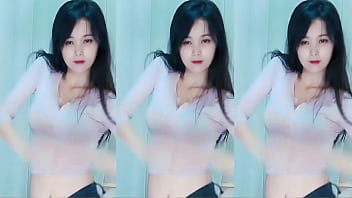 Cô Gái Trung Quốc Thoát Hiểm Trên Mái Nhà đang Bốc Cháy