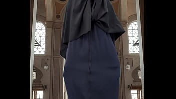 Mencoba Abaya Dan Hijab Yang Menggoda