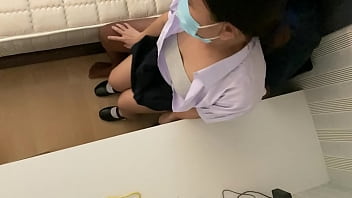 หนีเรียนมาโดนรุ่นพี่อวบๆเย็ดจนเสียว แตกใส่อกกระโปรงนักเรียนสุดฟิน