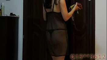 Gadis Tionghoa Mengantar Pizza Dengan Gaya Seksi