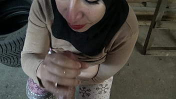 Ibu Tiri Arab Yang Bergairah Menggoda Anak Tirinya Di Ruang Bawah Tanah