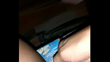 Istri Desi Merangsang Klitoris Dengan Jari