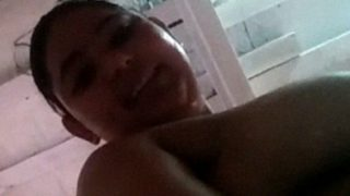 Gadis Desi Tak Tahu Malu Melebarkan Pantatnya Di Kamar Mandi