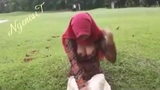 Menggoda Di Taman Dengan Hijab Yang Menyala