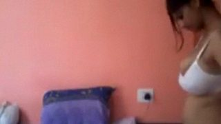 Video Panas Desi Berbadan Montok Melepas Gaunnya