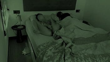 Kamera Malam Menangkap Adik Tiri Meremas-remas Di Samping Kakak Tiri Di Ranjang Yang Sama