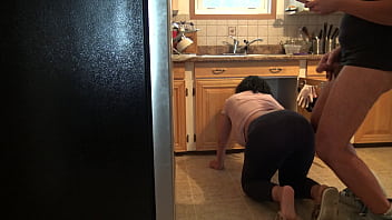 Hampir Tertangkap Basah: Aku Mengelus Diri Dan Memancurkan Sperma Ke Bokong Besar Ibu Tiriku Dari Turki