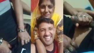Bhabhi Tua Mengocok Kontol Devar Dengan Ganas Dalam Film Porno Rajasthan