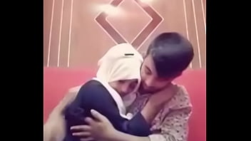 Pasangan Mesra India Berciuman Panas Di Kamar Hotel