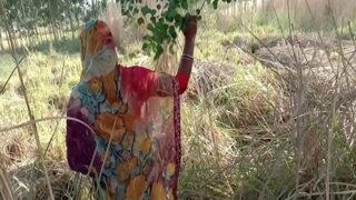 Video Panas Di Ladang: Desi Dan Sasur Bahu Beraksi Di Luar Ruangan