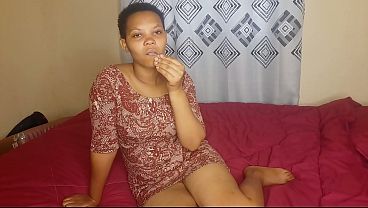 Ibu Menggoda Diri Di Kamar Tidurnya, Memamerkan Liang Basah Berwarna Cokelat Pekat Yang Menggairahkan