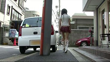 Tiga Badan Bergeliat: Jepang Mungil Digilas Dua Lelaki