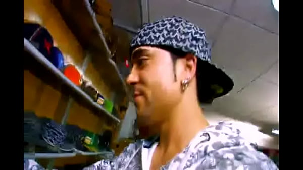 Gadis Asia Montok Dengan Payudara Besar Dalam Legging Ditiduri Di Dalam Toko