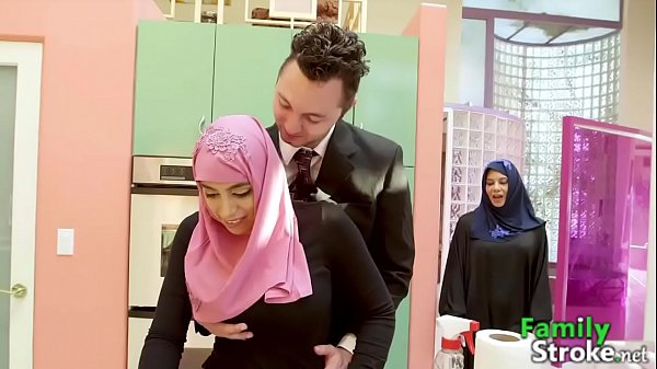 Gadis Arab Tiri Mengisap Kontol Keras Kakak Tirinya