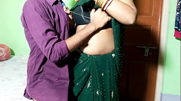 भतीजे ने शर्ट की बटन सिलने के बहाने आंटी को चोद डाला! हिंदी ऑडियो