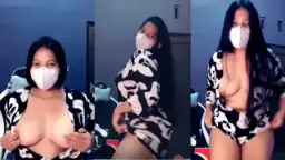 Remaja Seksi Tampilkan Tubuh Indah Dengan Gerakan Menggoda