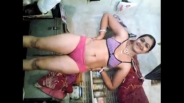 Desi Gadis Panas Bergoyang Dengan Lagu Yang Menggoda