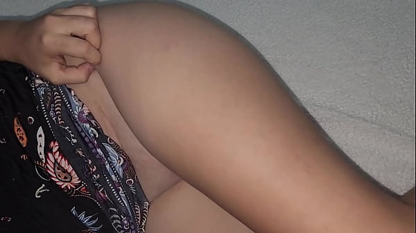Adik Tiriku Yang Seksi Pamer Pantatnya Saat Nonton Tv Bersama