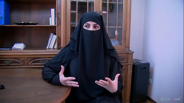 Kesepakatan Abad Ini Ditutup Dengan Ciuman Panas Dari Gadis Arab Berhijab – Lilimissarab