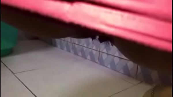Desi Pacar Cantik Lagi Pipis Di Kamar Mandi