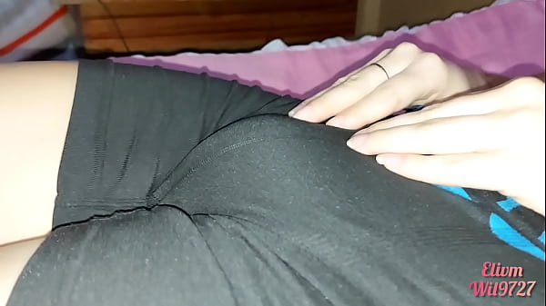 Istriku Dalam Baju Ketat Lycra Memperlihatkan Kemaluannya Padaku