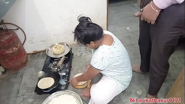 Induk Tiri India Yang Seksi Digoda Di Dapur