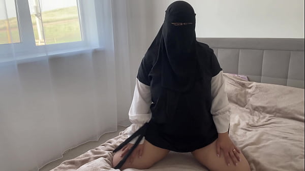 Arab Zalifah Tanpa Celana Dalam Tergairah Saat Membersihkan Dan Memperlihatkan Lubangnya Yang Mulus