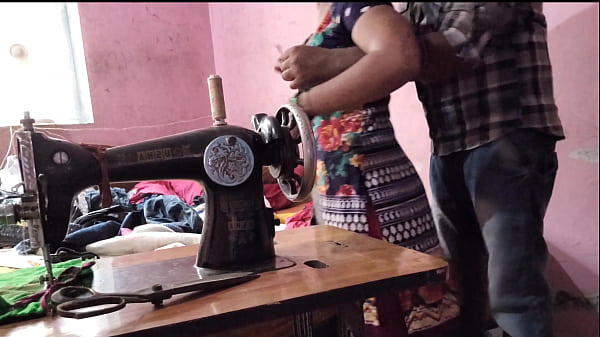 देसी भाभी को सिलाई करते वक्त अंकल ने उसकी चुदाई कर डाली
