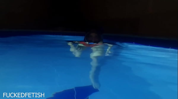 Helen Bintang Beraksi Di Kolam Renang Dengan Baju Renang Seksi Dan Topeng Malam Yang Menggoda