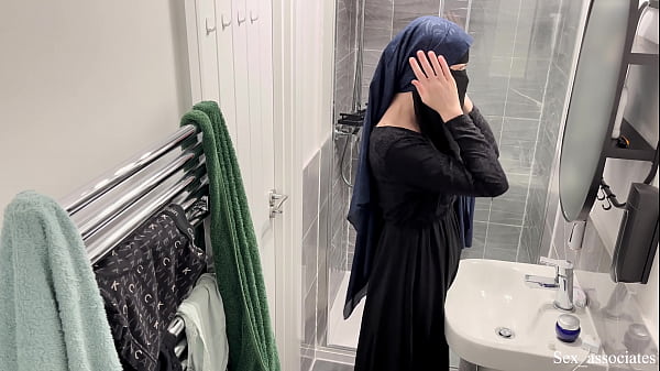 Astaga! Aku Baru Tahu Cewek Arab Suka Begitu. Aku Lihat Cewek Muslim Arab Berhijab Lagi Main Jari Di Kamar Mandi.