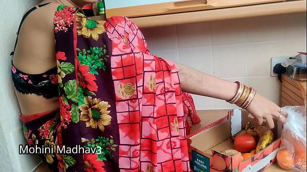 गर्म भारतीय फल बेचने वाली ने ग्राहक से सौदेबाजी करते हुए ज़ोरदार चुदाई की हिंदी आवाज़