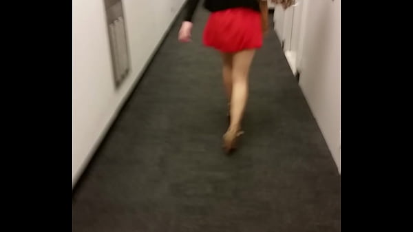 Gadis Asia Menggoda Dengan Rok Mini Yang Sengaja Pendek