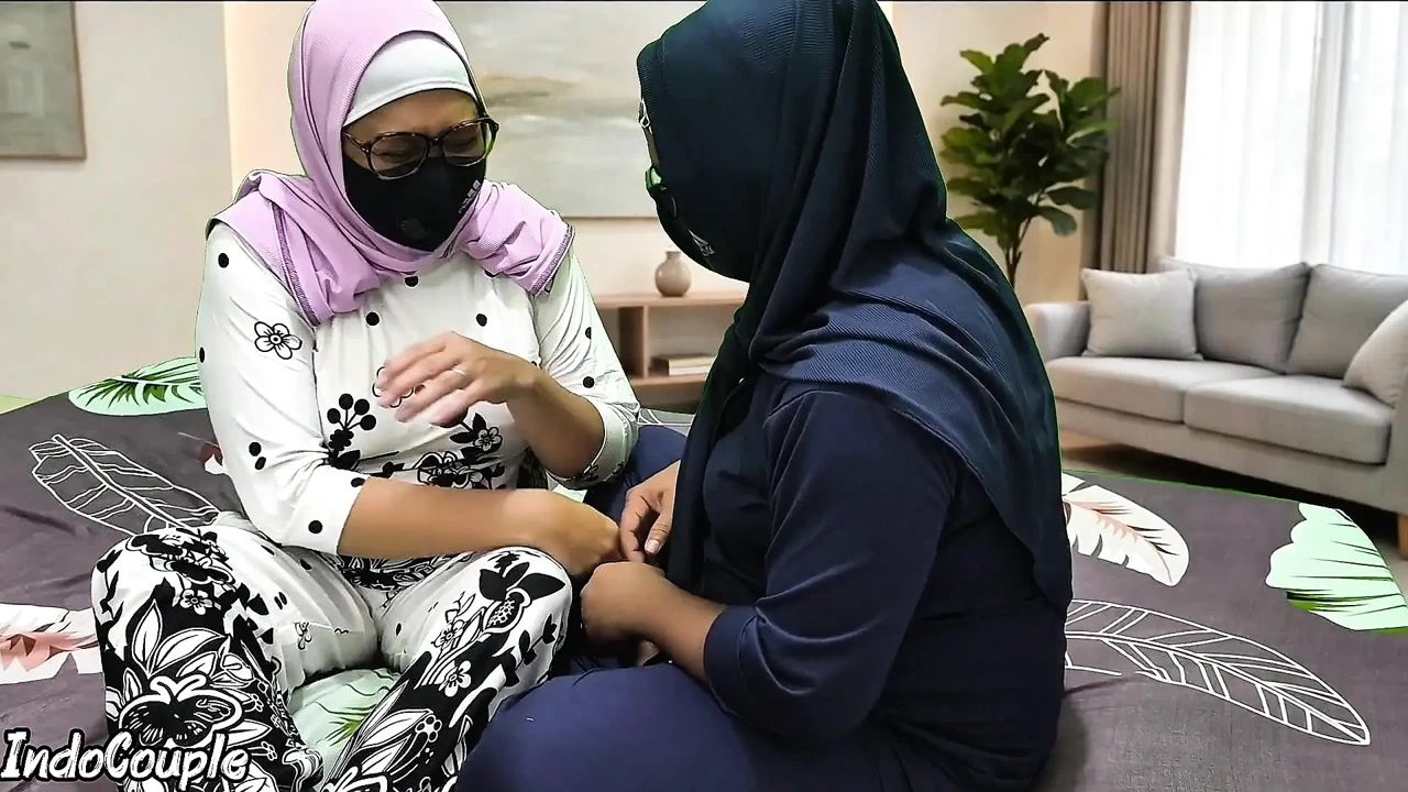 Gadis Berhijab Memeriksa Ukuran Payudara Dan Saling Menyentuh Dan Menggosok Memek