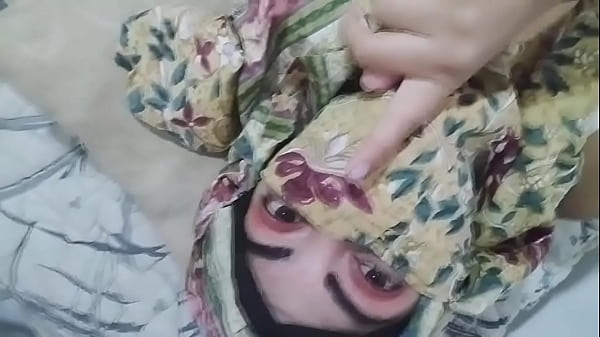Istri Arab Berjilbab Tua Menggairahkan Mengocok Memek Sampai Muncrat Basah Orgasme Saat Suami Sedang Sholat Di Ruang Lain