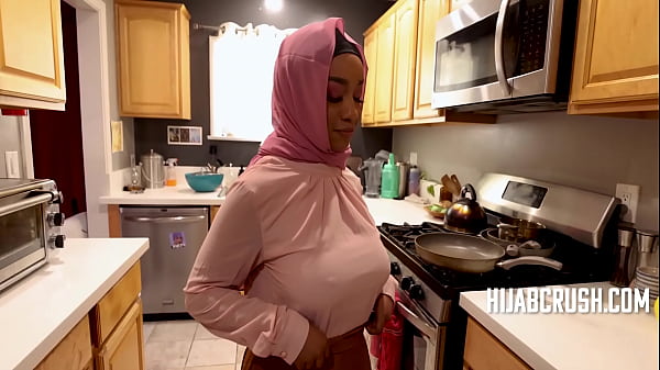 Hijab Hitam Melengkung, Lily Starfire Naik Dengan Gaya Bikin Merem Melek.