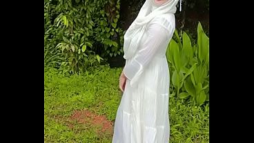 Pamer Pantat Bergamis Di Tempat Terbuka