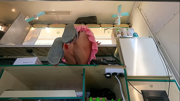 Pandangan Tersembunyi Saat Dia Membungkuk Di Meja Dapur, Roknya Tersingkap Tanpa Sadar