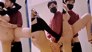 Teman Kantor Sangean Crot Di Toilet, Makin Kenceng Makin Basah.