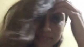 Tonton Video Cewek Kuliah India Perawan Buka Baju Di Depan Kamera
