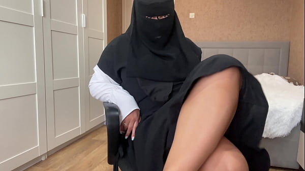 Cewek Arab Berhijab Mainin Memek Basah Sampe Becek